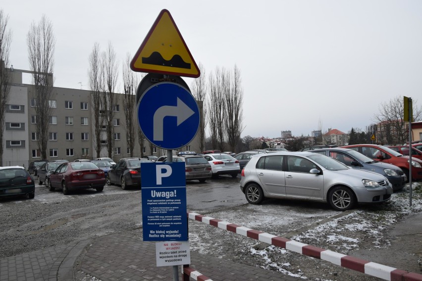 Zmiany na parkingu przy WZS w Rzeszowie wywołały chaos. Kierowcy stoją w korkach do wyjazdu [FOTO]