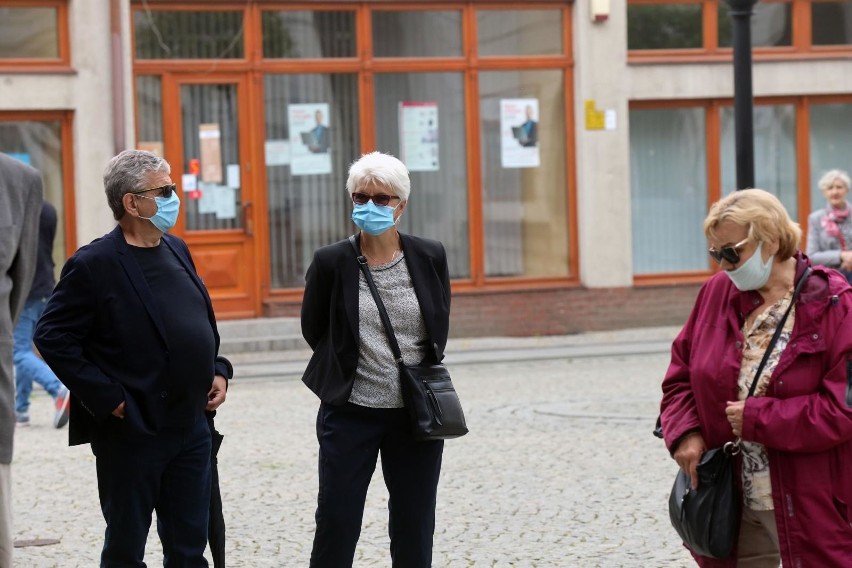 Obowiązek noszenia maseczek nadal istnieje w zamkniętych...