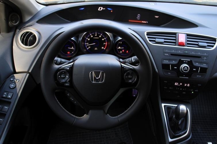 Testujemy: Honda Civic Tourer 1.8i-VTEC – kombi na sportowo...