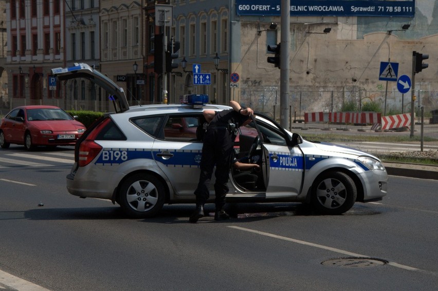 Wrocław: Radiowóz blokował środkowy pas na ul. Kazimierza Wielkiego (FOTO)