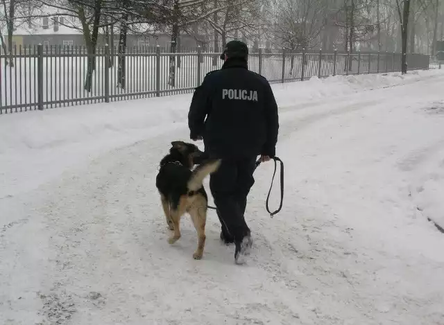 Gmina Dąbrowa Białostocka. Policjanci znaleźli wyziębionego i pijanego 55-latka w zaspie