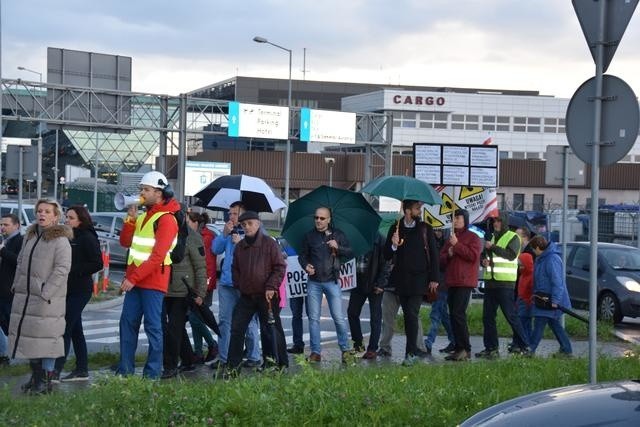 Lotnisko chce mieć nowy pas, mieszkańcy protestują [WIDEO]