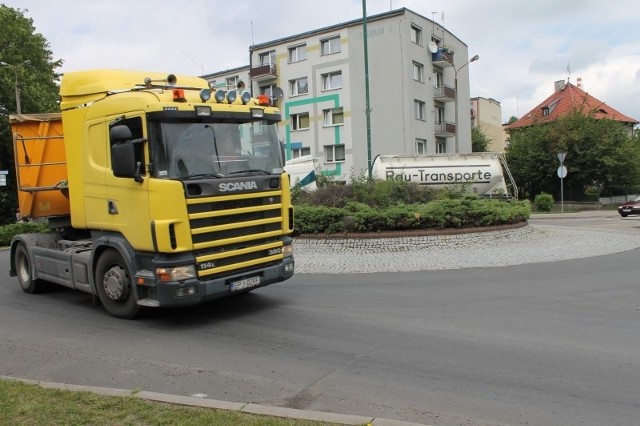 Tiry w centrum Olesna, na rondzie przy ul. Kościuszki.