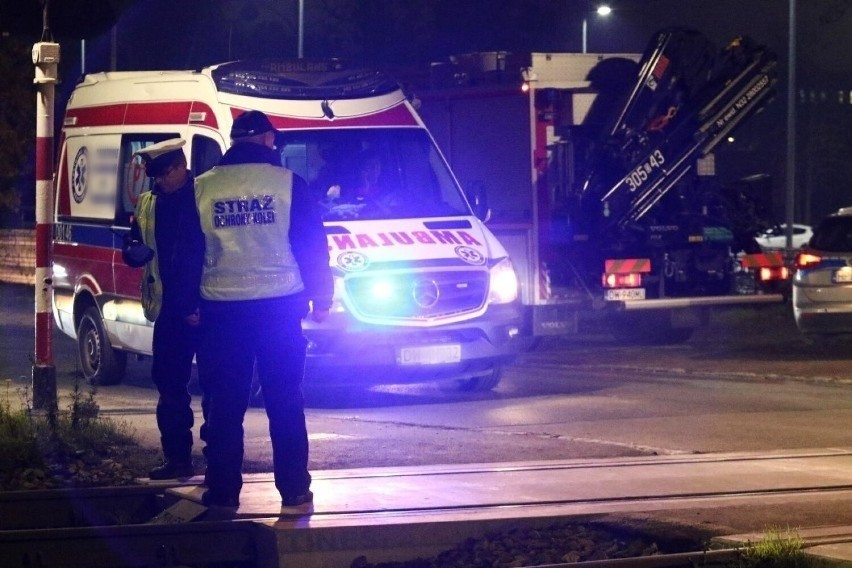 Tychy. Tragedia na torach. 22-letnia kobieta została śmiertelnie potrącona przez pociąg