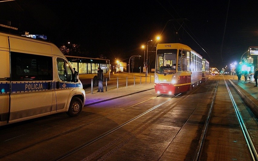 Wypadek na Przybyszewskiego. Pijana kobieta uderzyła w tramwaj. Miała ponad 3 promile [ZDJĘCIA]