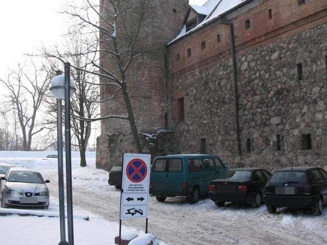 Przy zamku parkować mogą przez całą dobę tylko pracownicy i petenci sądu. 