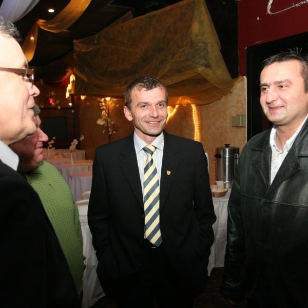 Jarosław Pacoń (z prawej) w klubie Wisła Garfield spotkał się w niedzielę ze Sławomirem Grzesikiem i trenerem Włodzimierzem Gąsiorem.