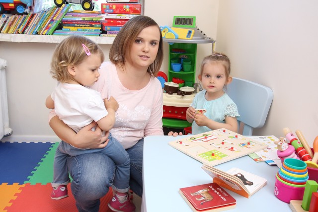 Domowe przedszkole, które prowadzi Ewelina Dziułka w Kielcach, wyposażone zostało w mebelki, zabawki i inne pomoce niezbędne do pracy z dziećmi. Na zdjęciu z Hanią i Milenką.