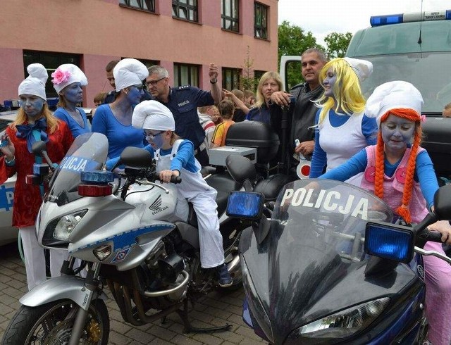 Smerfy na policyjnych motocyklach?! Dlaczego nie? Przecież one też mają niebieskie mundurki...
