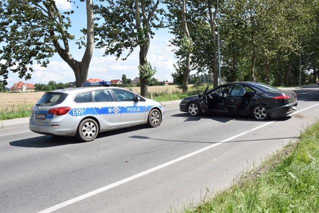 Do groźnego wypadku doszło w poniedziałek, 31 lipca na ul. Koniawskiej w Gorzowie Wlkp. Zderzyły się tu trzy samochody. Jedna osoba została zabrana do szpitala.Do zderzenia trzech pojazdów na ul. Koniawskiej w Gorzowie doszło około godziny 13. - Zderzyły się trzy samochody: dostawczy volkswagen, dostawczy mercedes i osobowy peugeot - mówi Grzegorz Jaroszewicz z wydziału prasowego Komendy Wojewódzkiej Policji w Gorzowie.W zderzeniu ucierpiała kobieta, podróżująca peugeotem, do szpitala zabrał ją śmigłowiec Lotniczego Pogotowia Ratunkowego. - Kobieta była przytomna. Dopiero po przeprowadzeniu badań okaże się, czy to zdarzenie było kolizją, czy zostanie zakwalifikowane jako wypadek - mówi G. Jaroszewicz.Na ten moment nie są znane okoliczności, w jakich doszło do zderzenia. Ustają to obecni na miejscu policjanci. Są utrudnienia w ruchu, samochody jeżdżą wahadłowo, ruchem kierują policjanci.Przeczytaj też:  Wypadek na starej "trójce" w Gorzowie. Nie żyje kierowca ciężarówki, przewożącej indykiZobacz też wideo: KRYMINALNY CZWARTEK, ODC. 8 Dramatyczny wypadek w Gorzowie. Dwie osoby ciężko ranne, policja szuka trzeciej