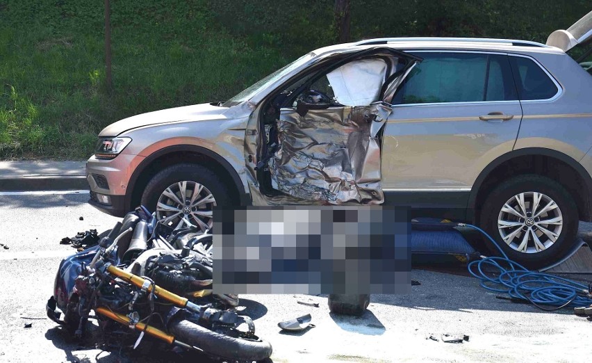 Śmiertelny wypadek w Tczewie 18.06.2020. Zderzenie samochodu z motocyklem na dk 91. Motocyklista nie przeżył. Zdjęcia