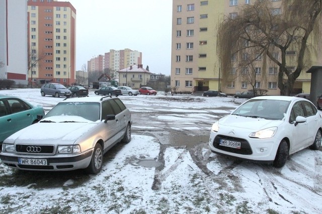 Wspólnota mieszkaniowa bloku przy Pawiej zamierza wybudować parking na tym terenie. Obecnie samochody parkują tu w błocie.