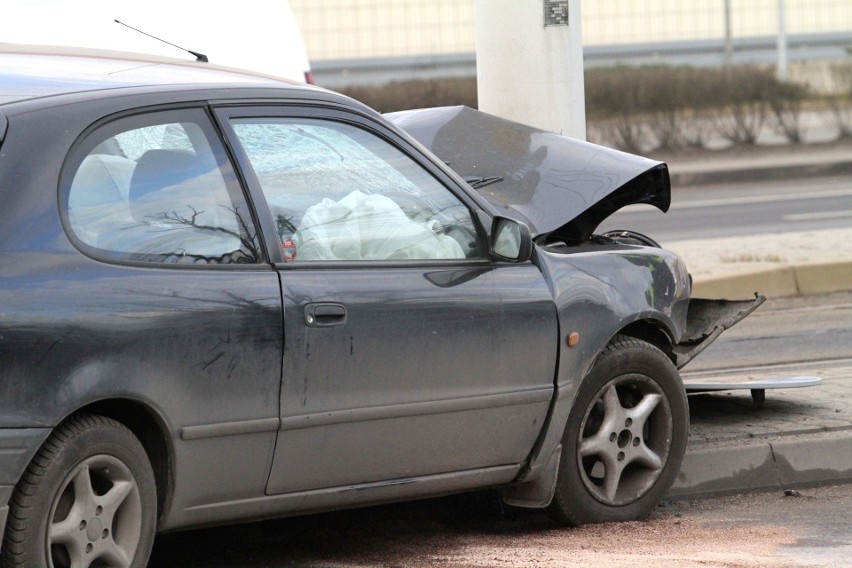 Wypadek na Krakowskiej. Toyota uderzyła w latarnię