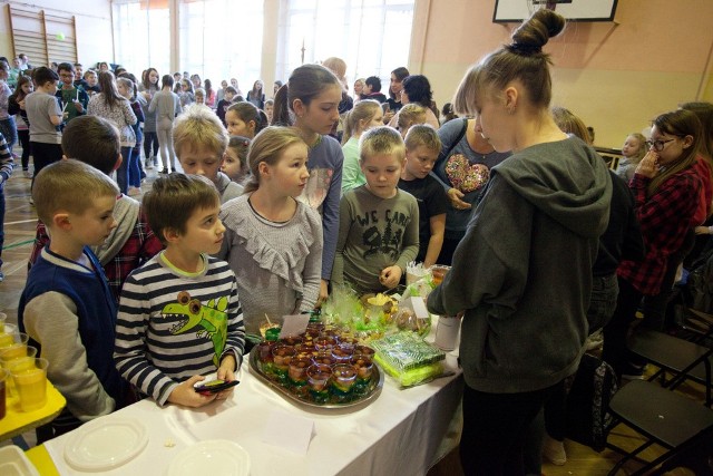 Dzieci z Bochni zorganizowały charytatywną kawiarenkę dla chorych maluchów