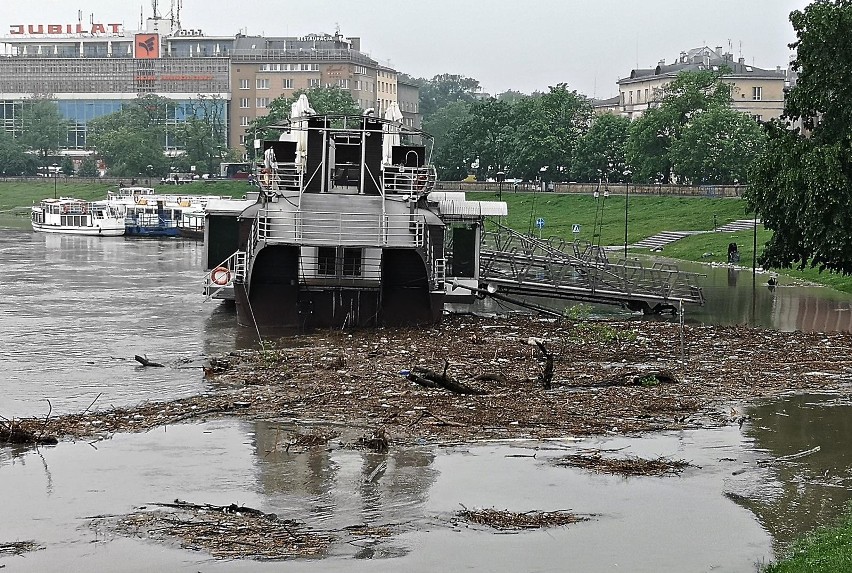 Kraków. Tragiczny stan Bulwarów Wiślanych po przejściu fali kulminacyjnej [ZDJĘCIA]