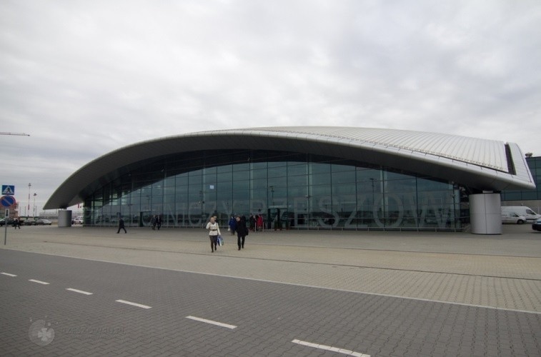 Budynek nowego terminalu pasażerskiego lotniska w Jasionce...