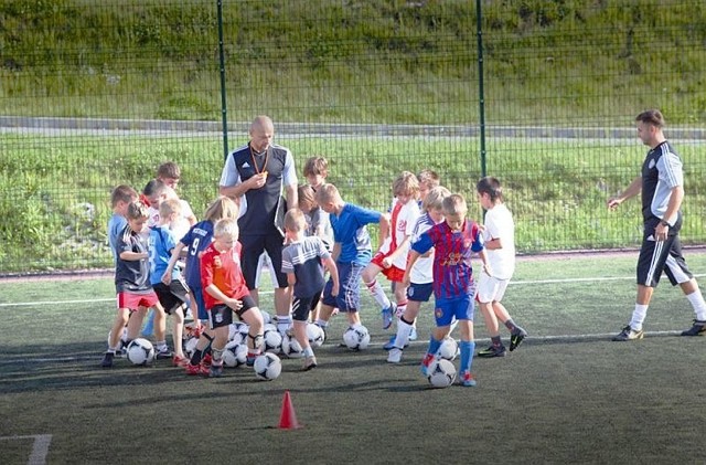 Sposób prowadzenia zajęć w akademii piłkarskiej Wojciecha Kowalewskiego (na zdjęciu w środku) chwalą sobie i dzieci, i ich rodzice 