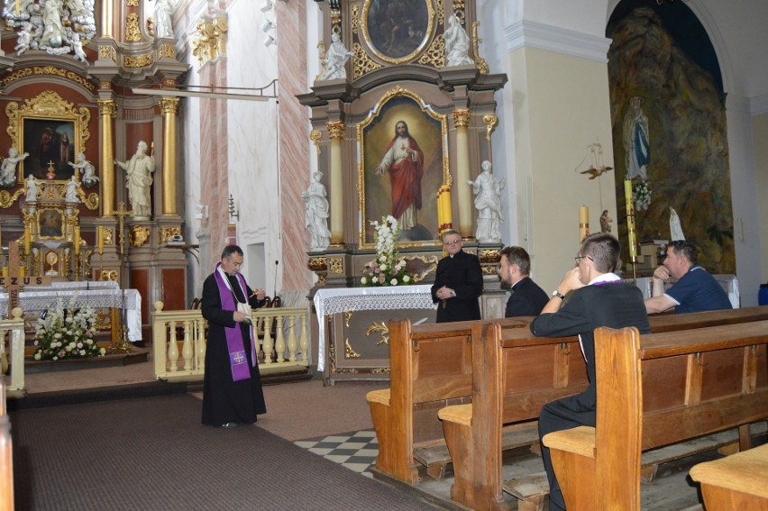 Nietypowa inicjatywa księży kilkunastu parafii regionu wieluńskiego. W upalny piątek,  nieśli na swoich ramionach duży krzyż