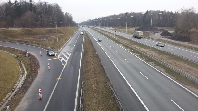 Na jezdni w kierunku Katowic w rejonie Węzła Mysłowice obowiązuje zwężenie z ograniczenie do 80km/h