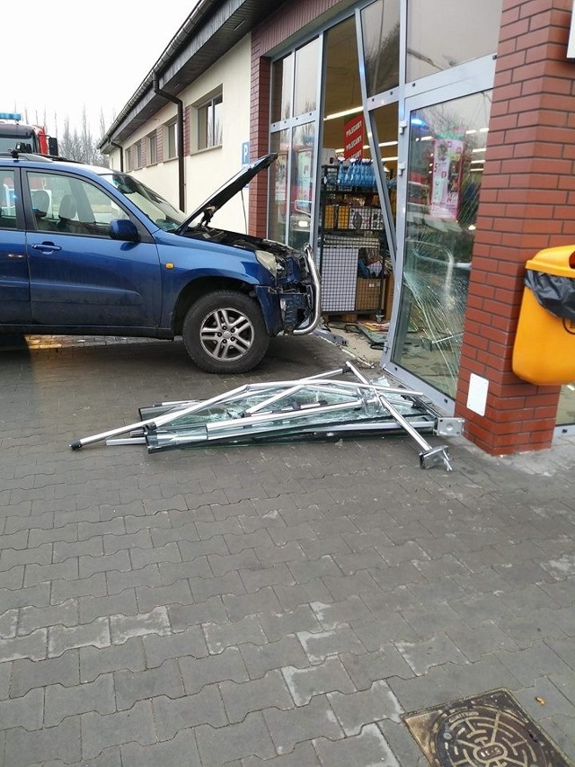 Niecodzienny wypadek przy ul. Dworcowej w Leśnicy. Starsza kobieta kierująca toyotą RAV4 chciała zatrzymać pojazd na miejscu dla niepełnosprawnych przy markecie Dino. Gdy parkowała, prawdopodobnie pomyliła gaz z hamulcem i auto staranowało drzwi wejściowe do sklepu. Na szczęście w tym momencie nikt nie wchodził do marketu, ani z niego nie wychodził. Do wypadku doszło po godzinie 13.00. Na miejscu byli strażacy z OSP Leśnica, JRG Strzelce Opolskie oraz policja, która wyjaśnia okoliczności wypadku. Do zdarzenia doszło w miejscu, które nie jest drogą publiczną. - Dlatego nie było podstaw do ukarania kierującej mandatem - informuje mł. asp. Paulina Porada, rzeczniczka strzeleckiej policji.