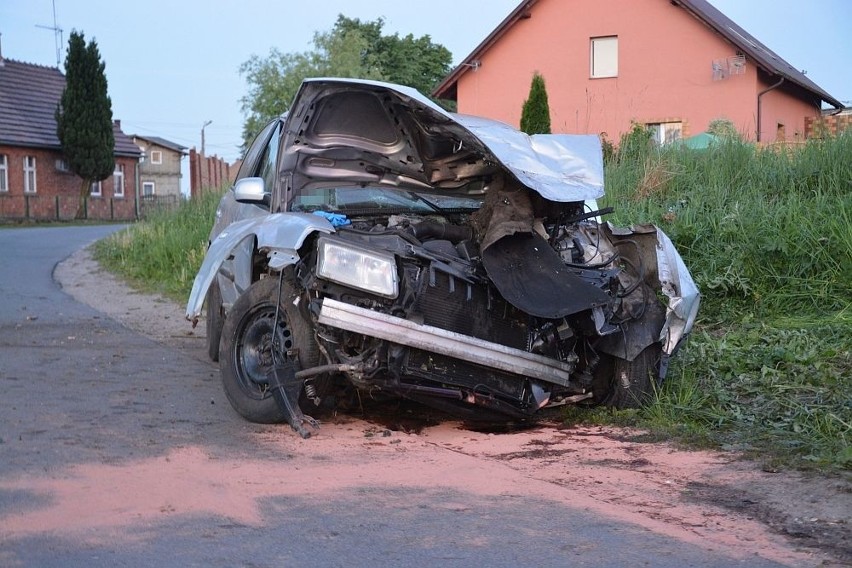 Wypadek w Witunii. Volkswagen passat uderzył w drzewo 
