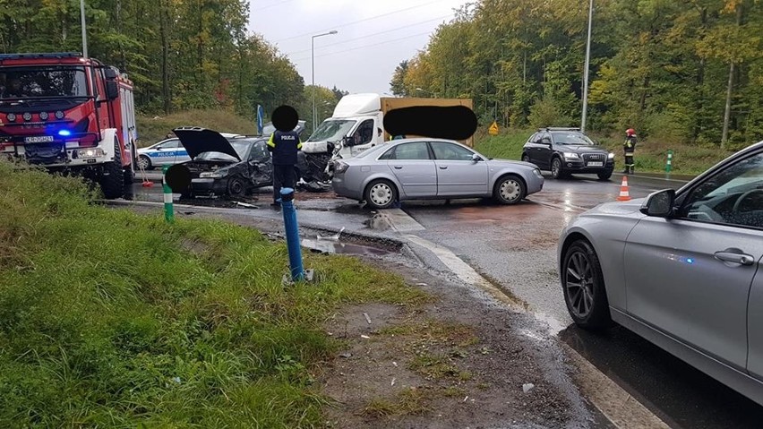 Zderzenie dwóch samochodów osobowych i dostawczego na obwodnicy Olkusza – ranna kobieta została przewieziona do szpitala
