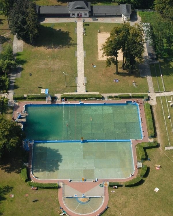 Kryta pływalnia stanąć ma przy ul. Opolskiej tuż obok basenu letniego.