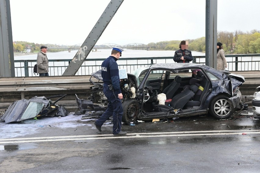 Zobacz koniecznie: Pełna galeria zdjęć z wypadku na moście!