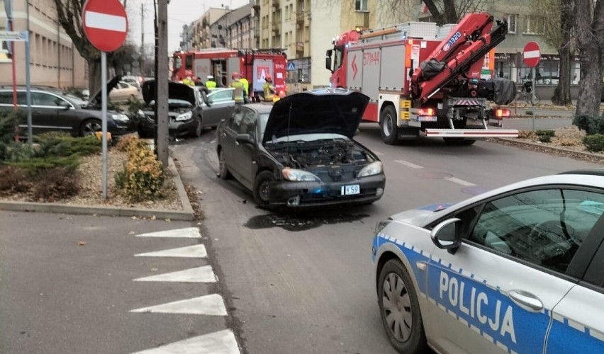 Wypadek w centrum Zduńskiej Woli z udziałem trzech aut.