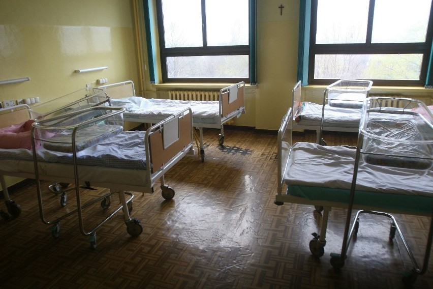 Łóżka w szpitalach stoją puste