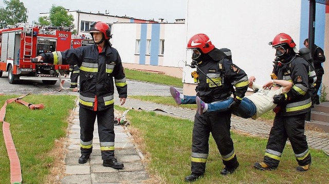 Zagrożenie było duże. Szaleniec groził, że podpali szpital. Trzeba było ewakuować pacjentów i personel. Ale strażacy, policjanci i służby medyczne  przygotowani były na taką sytuację.