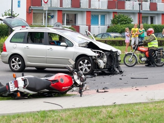 Wypadek na ulicy Hubalczyków w Słupsku. Zaraz po wypadku policja informowała, że zginął kierowca motocykla. 