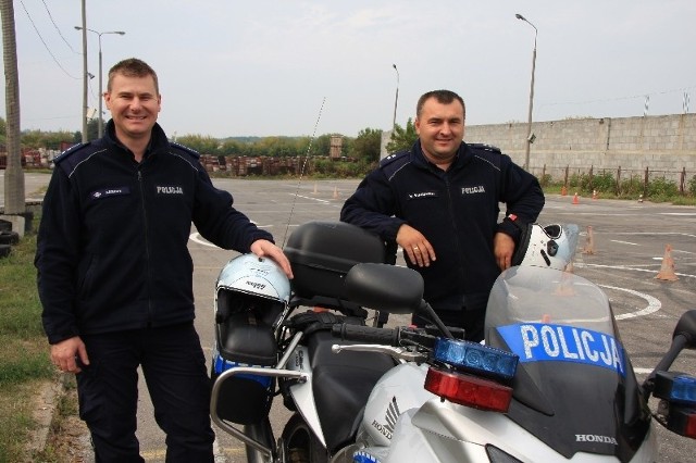 Andrzej Seredyn z (z prawej) i Mariusz Wulczyński zajęli 3 miejsce w Polsce w turnieju "Policjant ruchu drogowego&#8221;.  