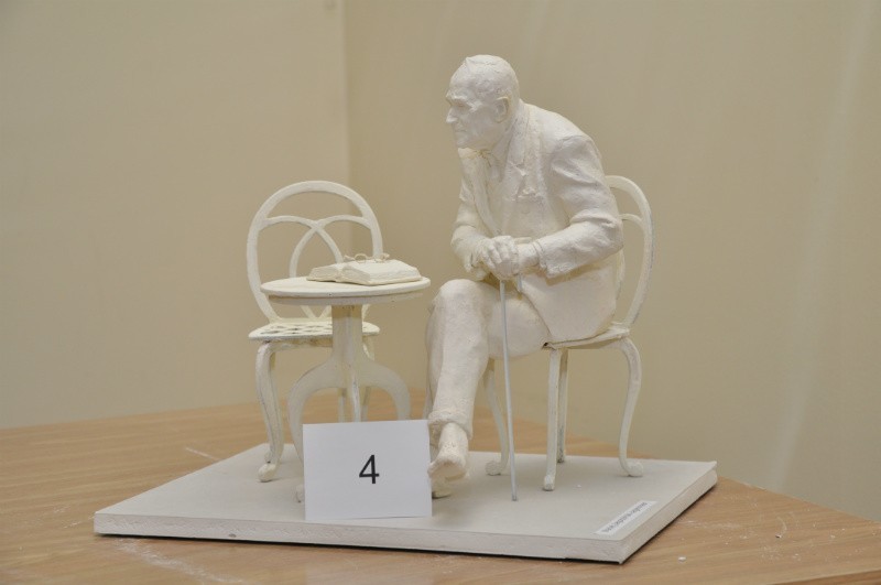 Rzeźba profesora Leszka Kołakowskiego w Radomiu. Jest osiem pomysłów 