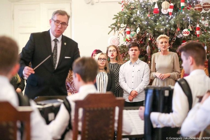 Uczniowie z Nałęczowa razem z Pierwszą Damą ubierali choinkę w Pałacu Prezydenckim (FOTO)