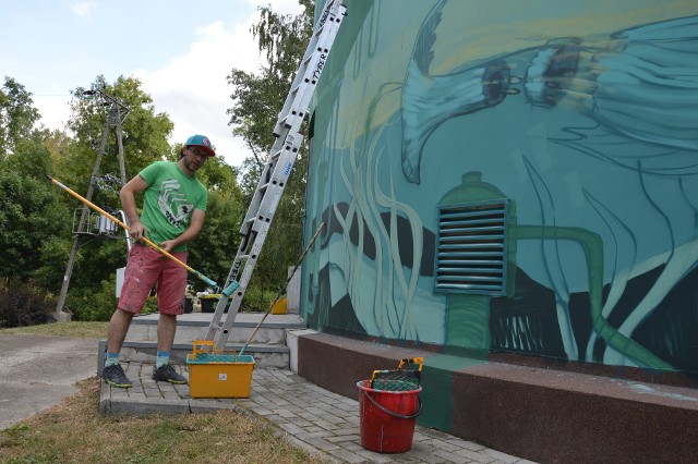 Poniżej przedstawiamy na zdjęciach Tybera, czyli Marcina Tybusia, artystę związanego z Łowiczem, podczas prac nad muralem na budynku oczyszczalni ścieków w parku nad Bzurą