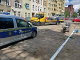 Drogowcy malują pasy w centrum Wrocławia. Kilkadziesiąt aut odjechało na lawetach