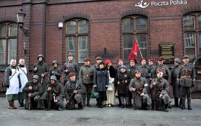 Gmach poczty przy ul. Królowej Jadwigi w Inowrocławiu. Zdjęcie wykonano w ramach obchodów 100. rocznicy wybuchu Powstania Wielkopolskiego. Harcerska Grupa Rekonstrukcji Historycznej ZHR zaprosiła 5 stycznia 2019 r. mieszkańców Inowrocławia do obejrzenia rekonstrukcji zdobywania poczty