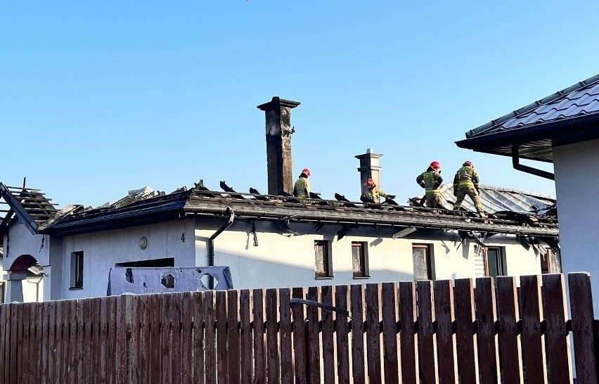 Pożar domu w Makowie Nowym, w gminie Skaryszew. Trwa zbiórka pieniędzy na rzecz osób poszkodowanych w zdarzeniu