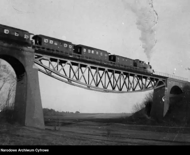 Most kolejowy nad Osiecznicą między Chrzypskiem Małym a Kikowem na linii Szamotuły – Międzychód w latach 1920-1939. Więcej zdjęć --->