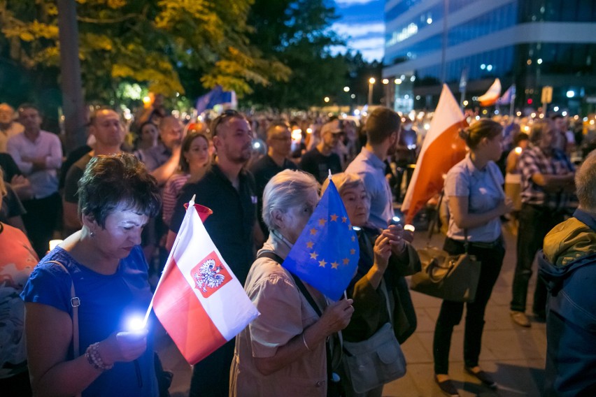 Łańcuch światła dla sądów. Tak protestowali mieszkańcy Krakowa [ZDJĘCIA]