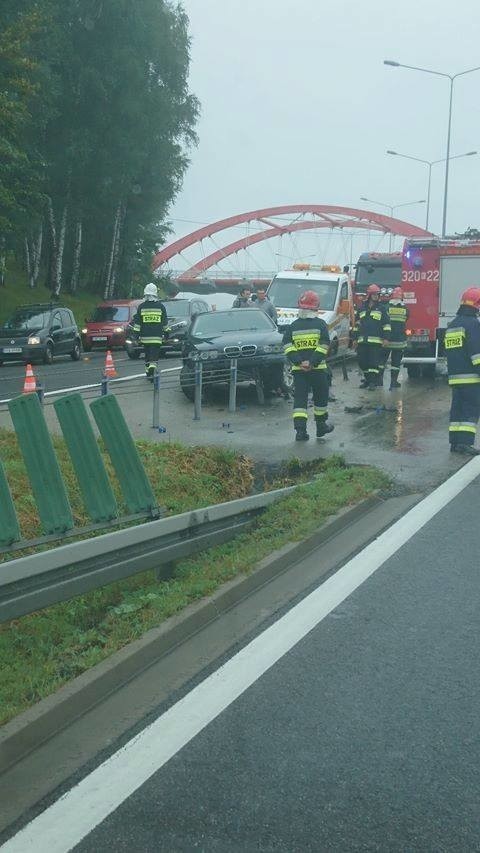 Wypadek na zakopiance w Mogilanach. BMW uderzyło w bariery...