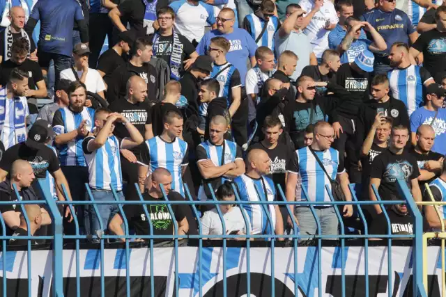 3.10.2021. Kibice gości na meczu Ruch Chorzów - Stal Rzeszów. Zobacz kolejne zdjęcia. Przesuwaj zdjęcia w prawo - naciśnij strzałkę lub przycisk NASTĘPNE