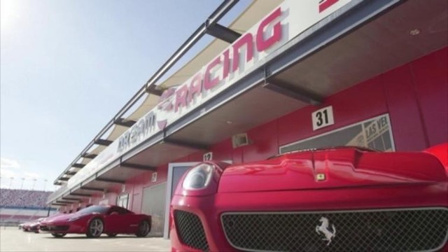 Kosztowna rozrywka dla fanów motoryzacji. 500 dolarów za przejażdżkę 512-konnym Ferrari (WIDEO)