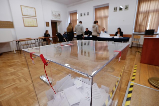 15.10.2023 rzeszow wybory parlemantarne 2023 referendum glosowanie lokale wyborcze wybory fot krzysztof kapica