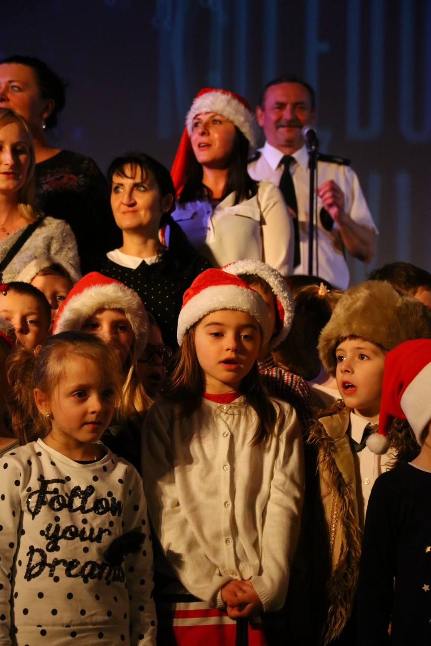 Dobczyce. Kolędowali radni, strażacy i przedszkolaki...