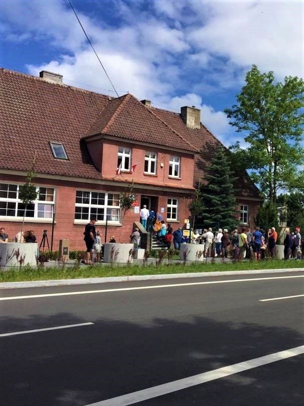 Kolejka przed lokalem wyborczym w Mielnie.