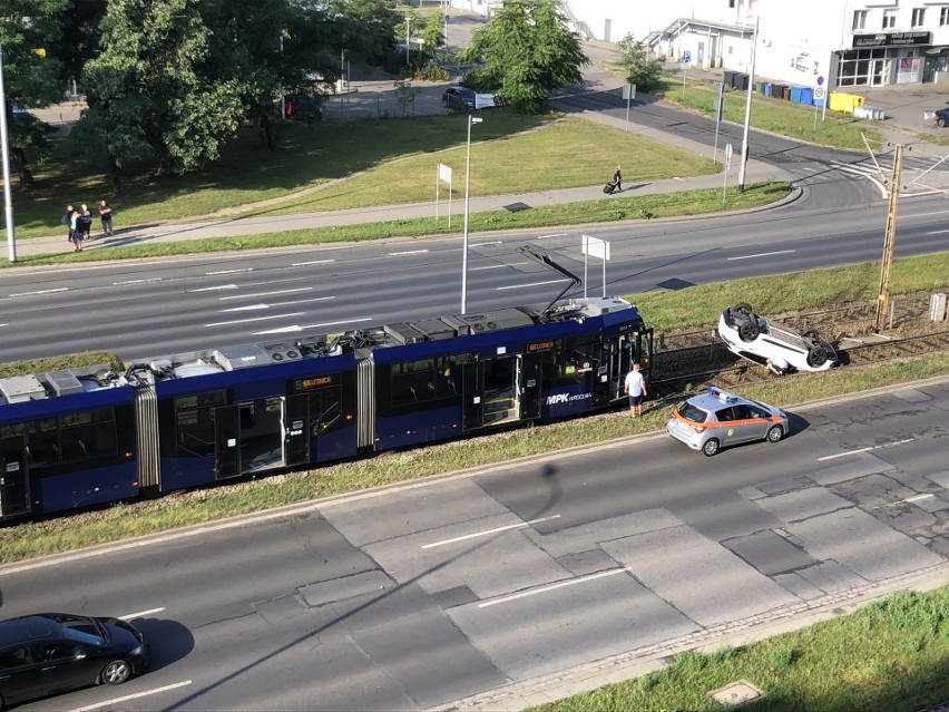 Zablokowane torowisko na Legnickiej. Dachowało auto (ZDJĘCIA)