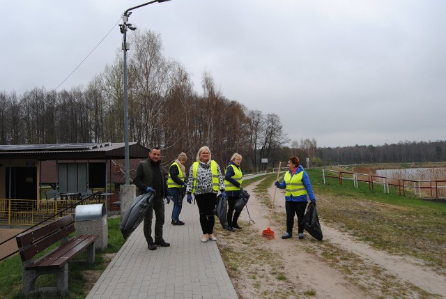 Sprzątanie gminy Włoszczowa, jeszcze przed oficjalnym otwarciem akcji, rozpoczęło się na terenie wokół zalewu Klekot.