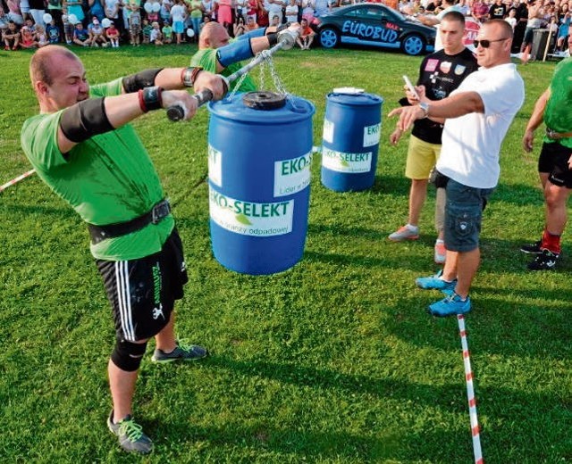 Strongmeni mimo upału musieli zmierzyć się z ciężkimi konkurencjami pod okiem Mariusza Pudzianowskiego (z prawej)